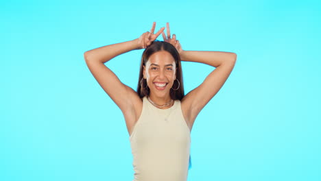 Paz,-Divertido-Y-Cara-De-Mujer-Aislada-En-Un-Azul.