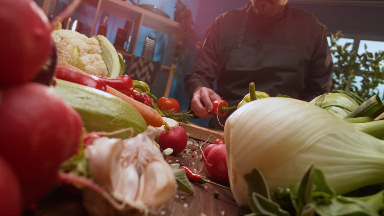신선 한 채소 를 준비 하는 요리사