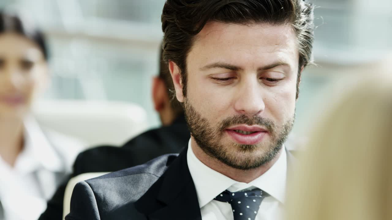 hombre de oriente medio mujer de europa reunión de negocios en el centro