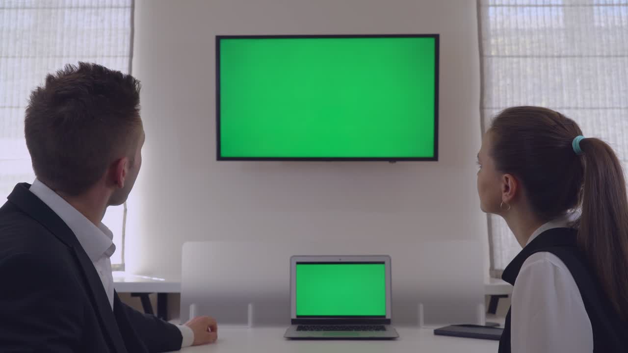 매니저가 동료를 위해 프레젠테이션을 하고 있습니다.