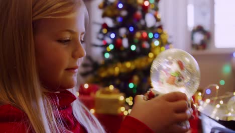 chica en casa en tiempo de navidad