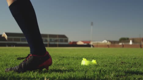 joven jugadora de rugby adulta en un campo de rugby