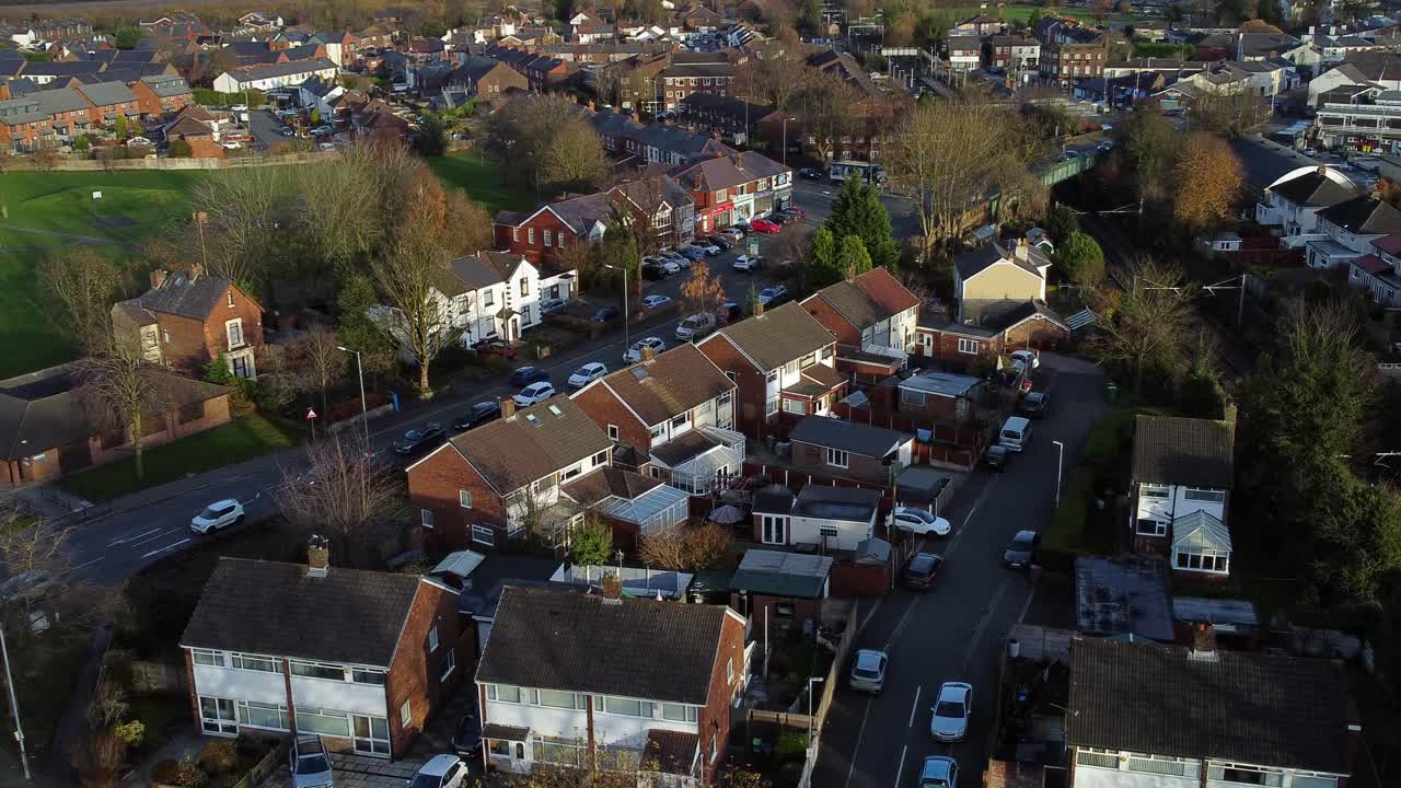 Rainhill, typisch Brits voorstadsdorp in Merseyside, Engeland: luchtfoto over een residentiële gemeentewijk in de herfst