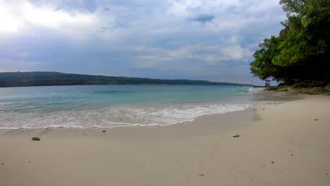 Zeitraffer-Von-Weißem-Sandstrand-Und-Blauem-Wasser