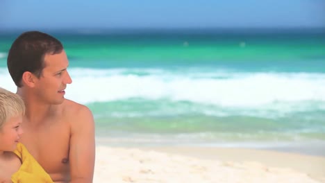 Padre-Abrazando-A-Su-Hijo-En-La-Playa