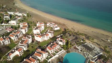 Luftaufnahme-Der-Küste-Von-Fuerteventura-Mit-Swimmingpool-Resort-Und-Zimmer-Mit-Meerblick-Auf-Den-Kanarischen-Inseln-In-Spanien