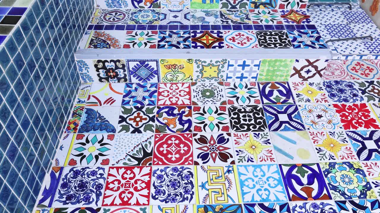 subiendo una vibrante escalera de azulejos de mosaico