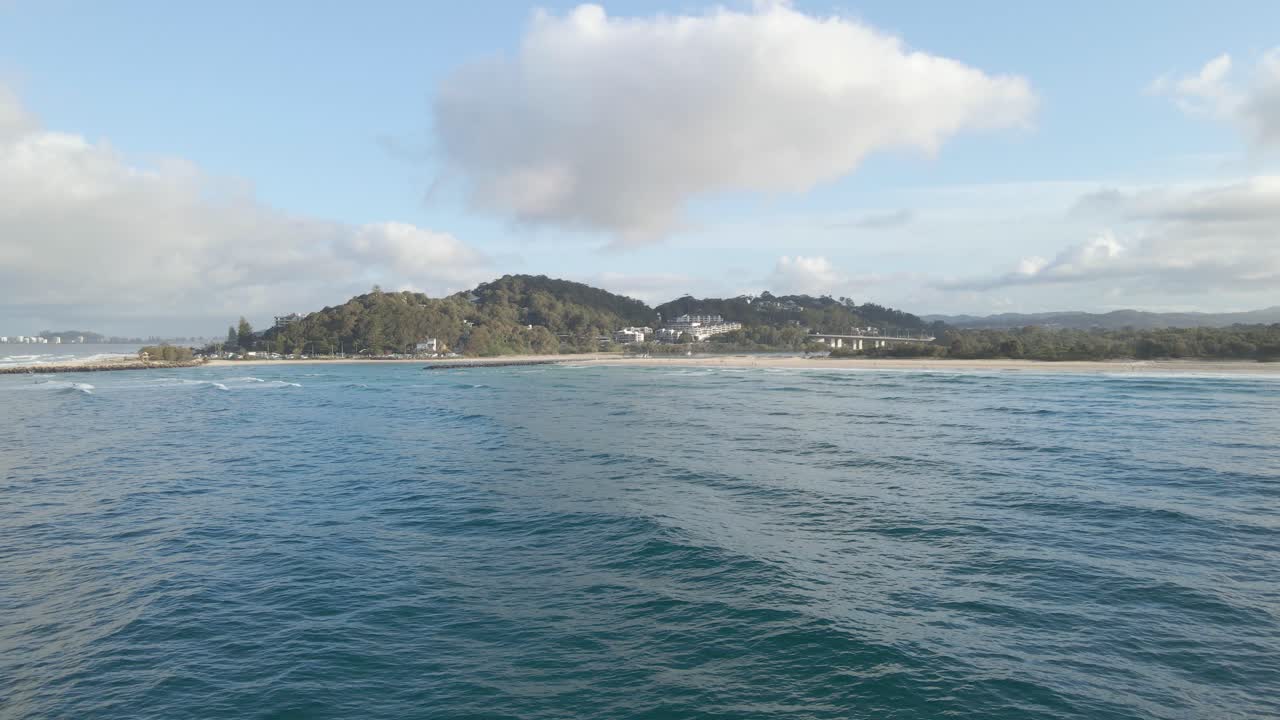 호주 퀸즐랜드의 커럼빈 해변 바다에서 바라본 전망