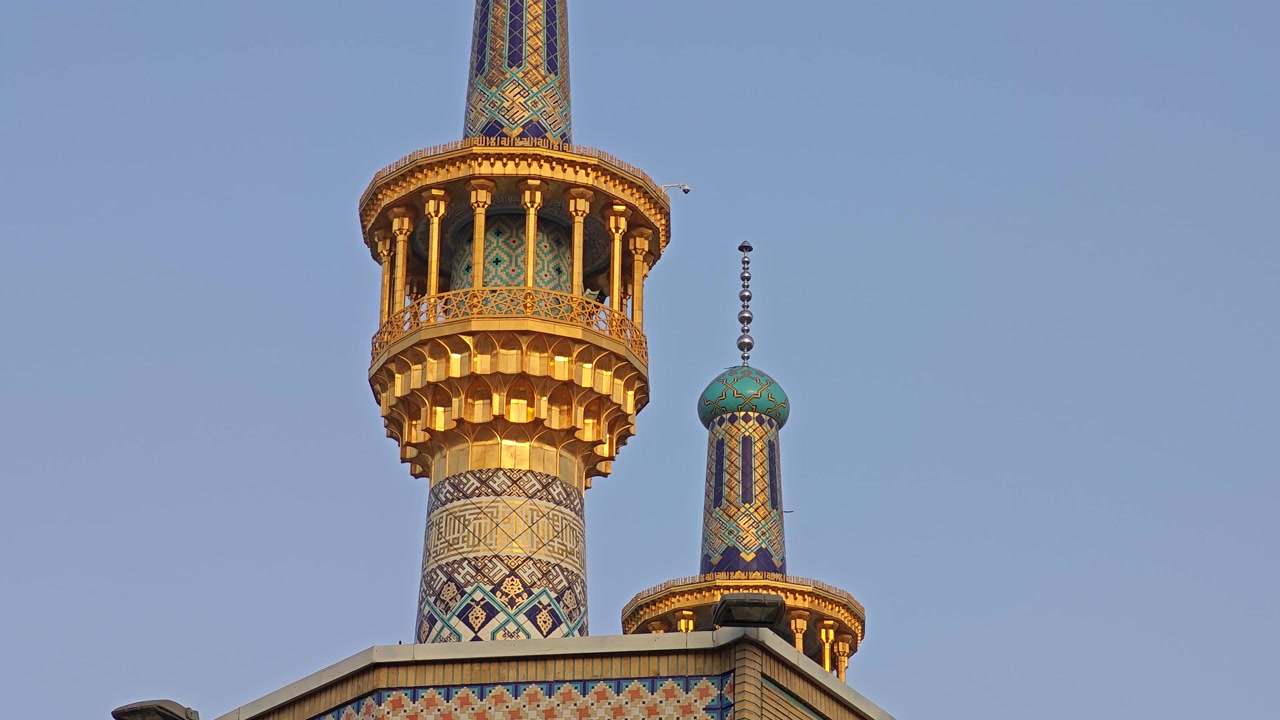 Berrak Mavi Gökyüzüne Karşı Geleneksel Bir Caminin Altın Minareleri