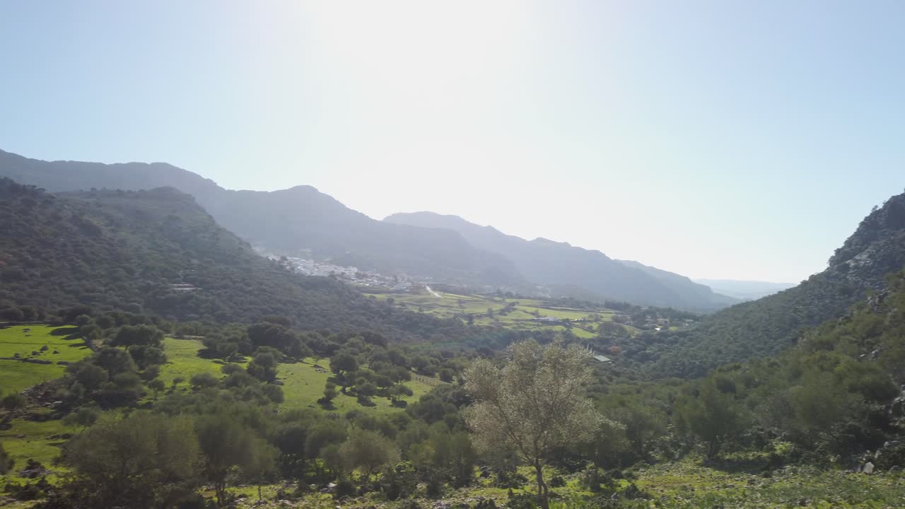 pan alto aéreo de valle verde y montañas en benaocaz, cádiz, españa.