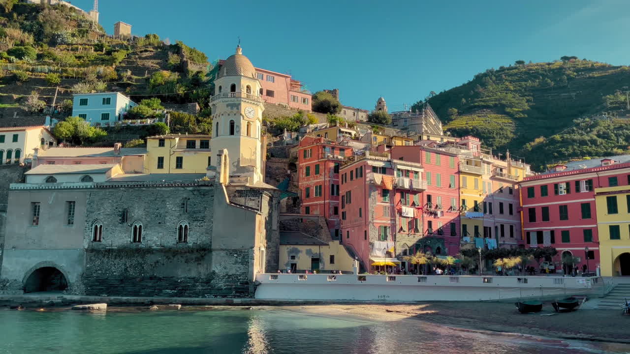 Vista del porto di Vernazza, Cinque Terre, Italia