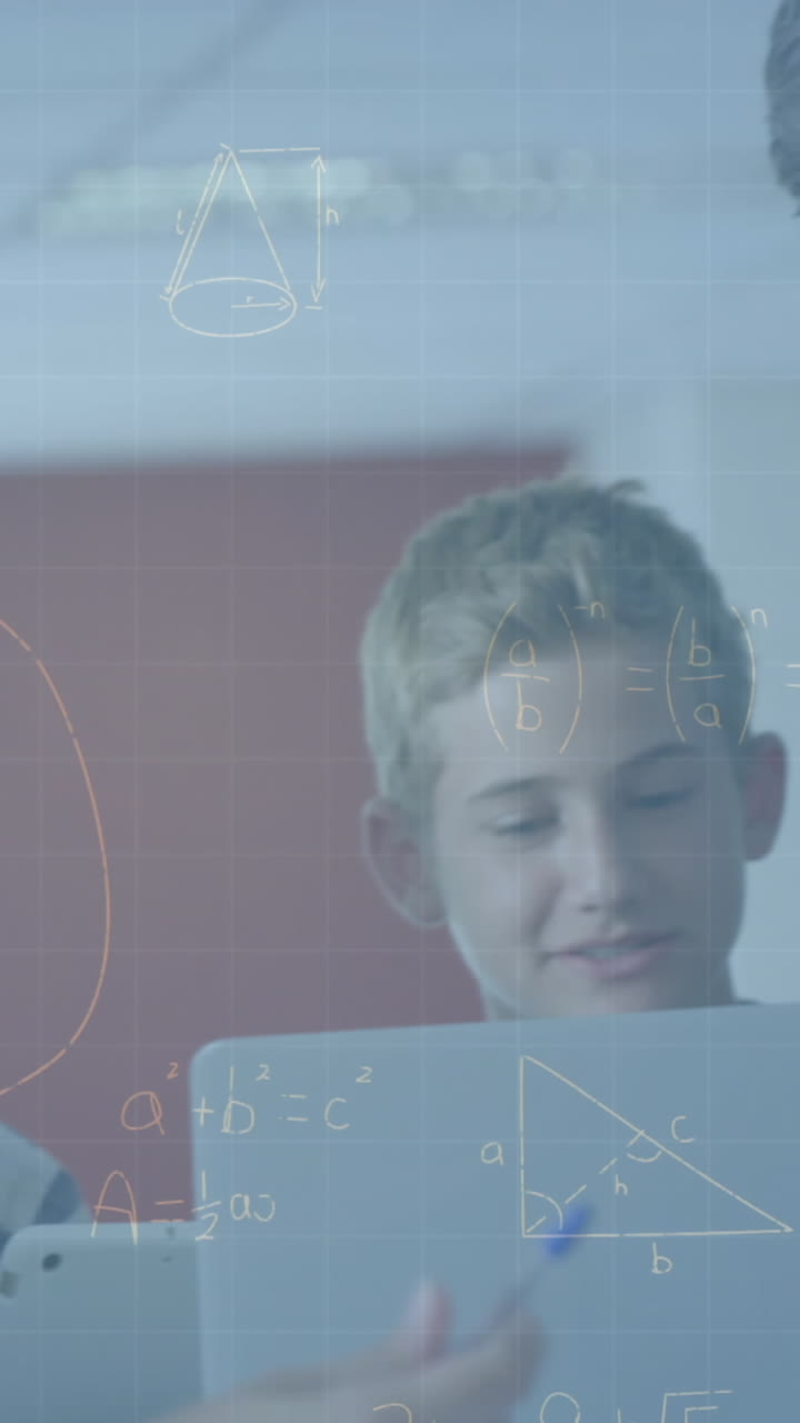 animación de ecuaciones matemáticas con maestros varones y escolares que usan computadoras portátiles en el aula