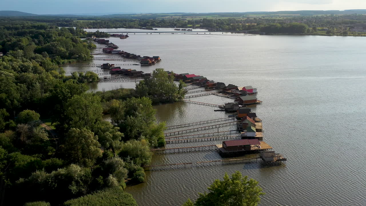 헝가리의 보코디-후토토 호수와 작은 죽마 마을의 공중 드론 샷