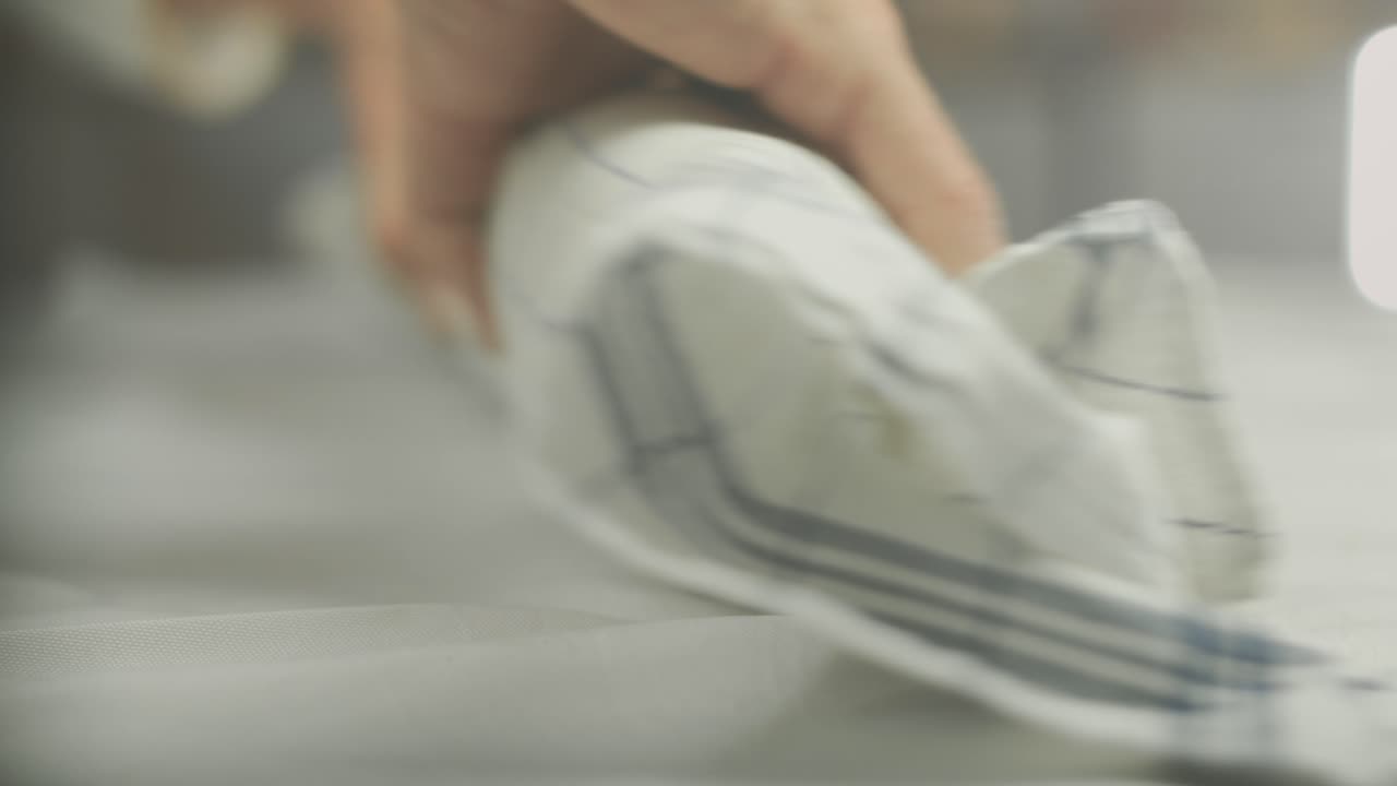 요리사는 수건으로 덮인 중간에 젤리 잼이 있는 갓 구운 스위스 롤 채식 사막을 굴립니다.