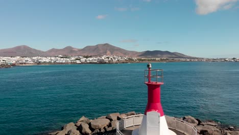 volando por un pequeño faro rojo