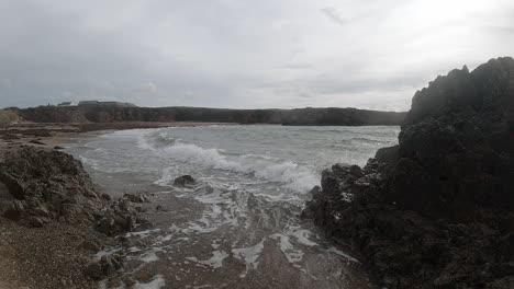 Cámara-Lenta-Anglesey-Olas-Del-Océano-Salpicando-Alrededor-De-La-Costa-De-Roca-Grande