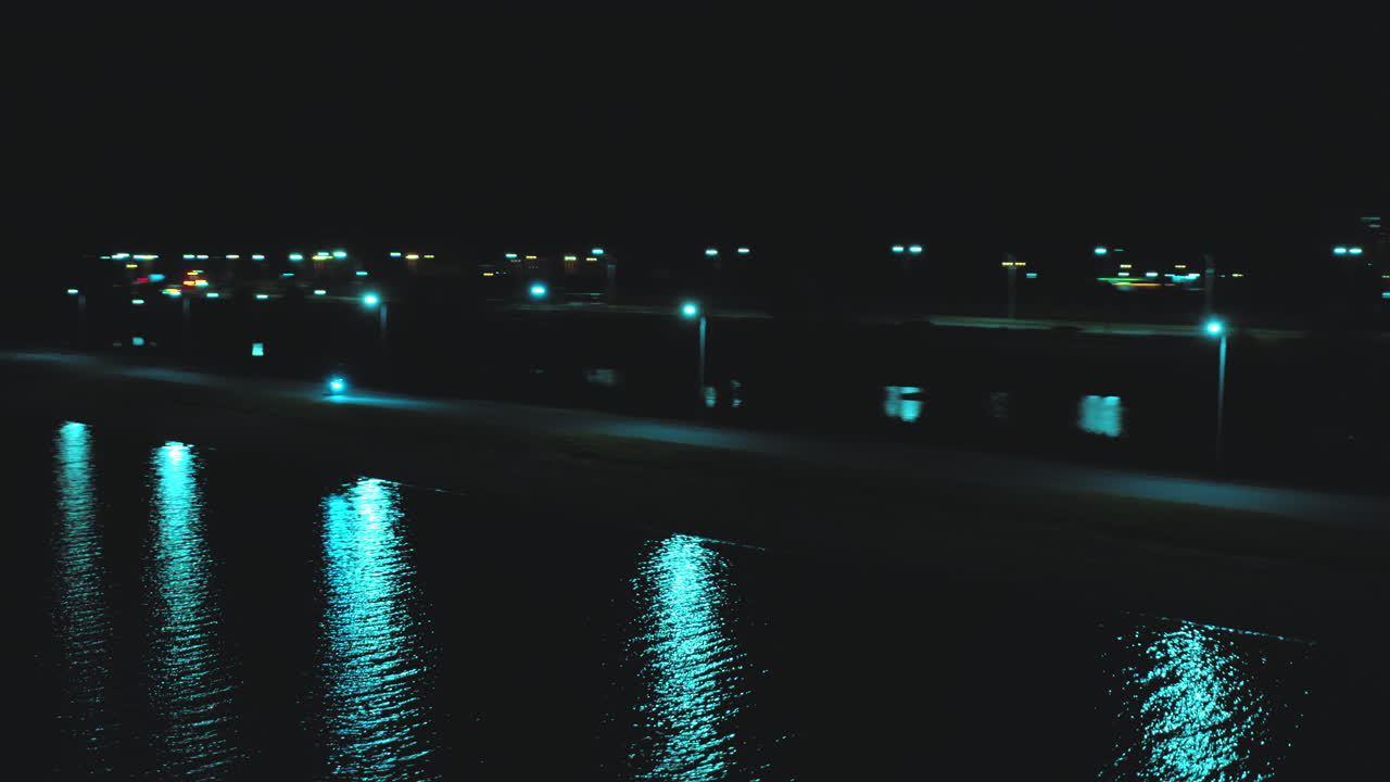 vuelo desde una altura detrás de una motocicleta deportiva corriendo a lo largo del río contra el telón de fondo de la