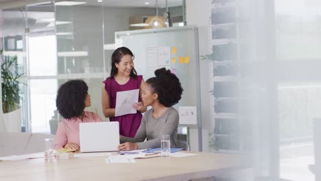 Diversos-Empresarios-Discutiendo-Trabajo-En-La-Oficina,-Cámara-Lenta