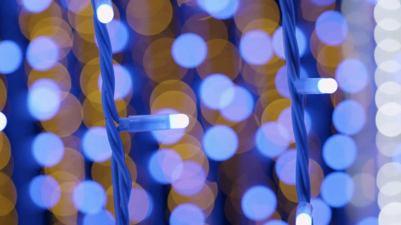 Fonkelende decoratieverlichting die gloeit in blauw- en geeltinten