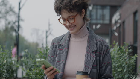 mujer joven usando teléfono inteligente al aire libre