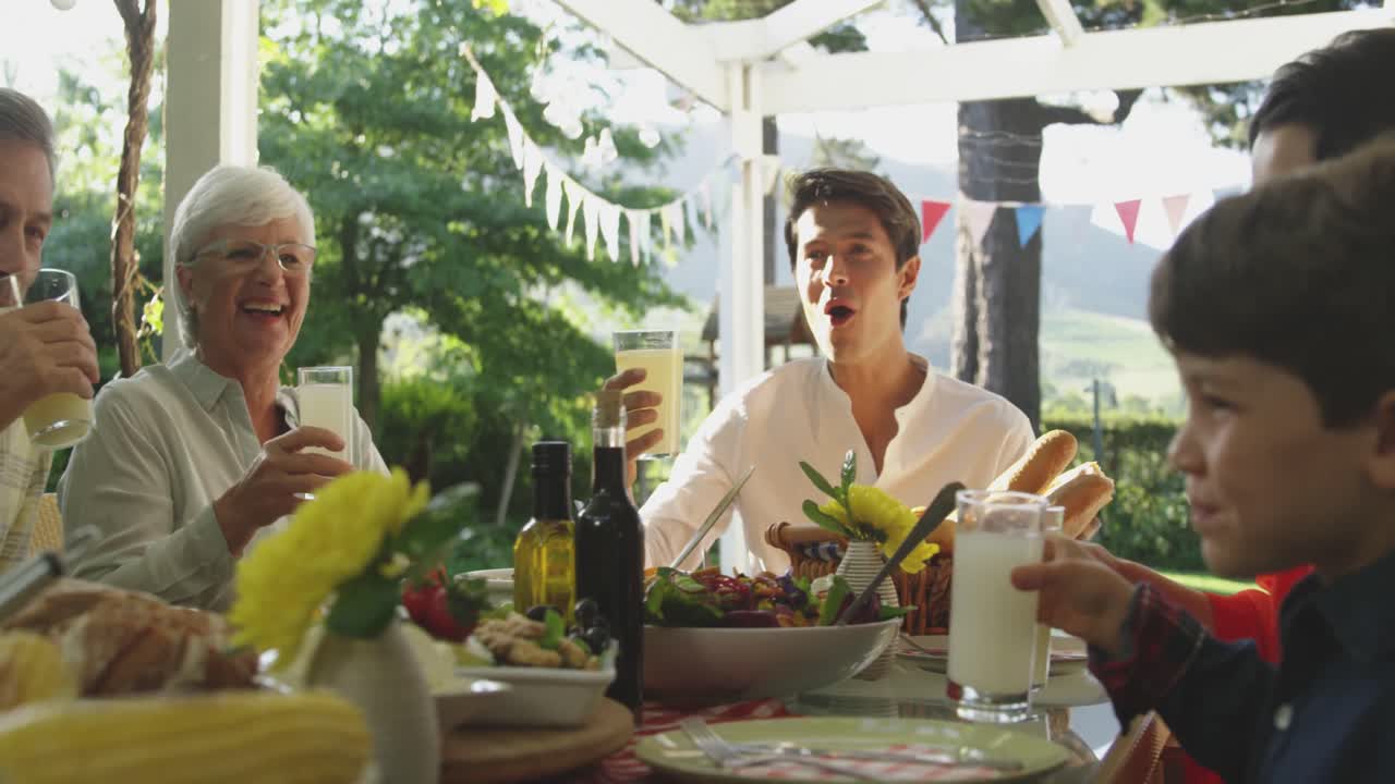 여름 에 함께 야외 에서 식사 하는 가족