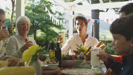 familia comiendo afuera juntos en verano