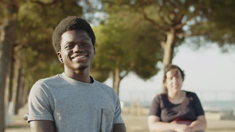 retrato de un feliz hombre afroamericano en silla de ruedas