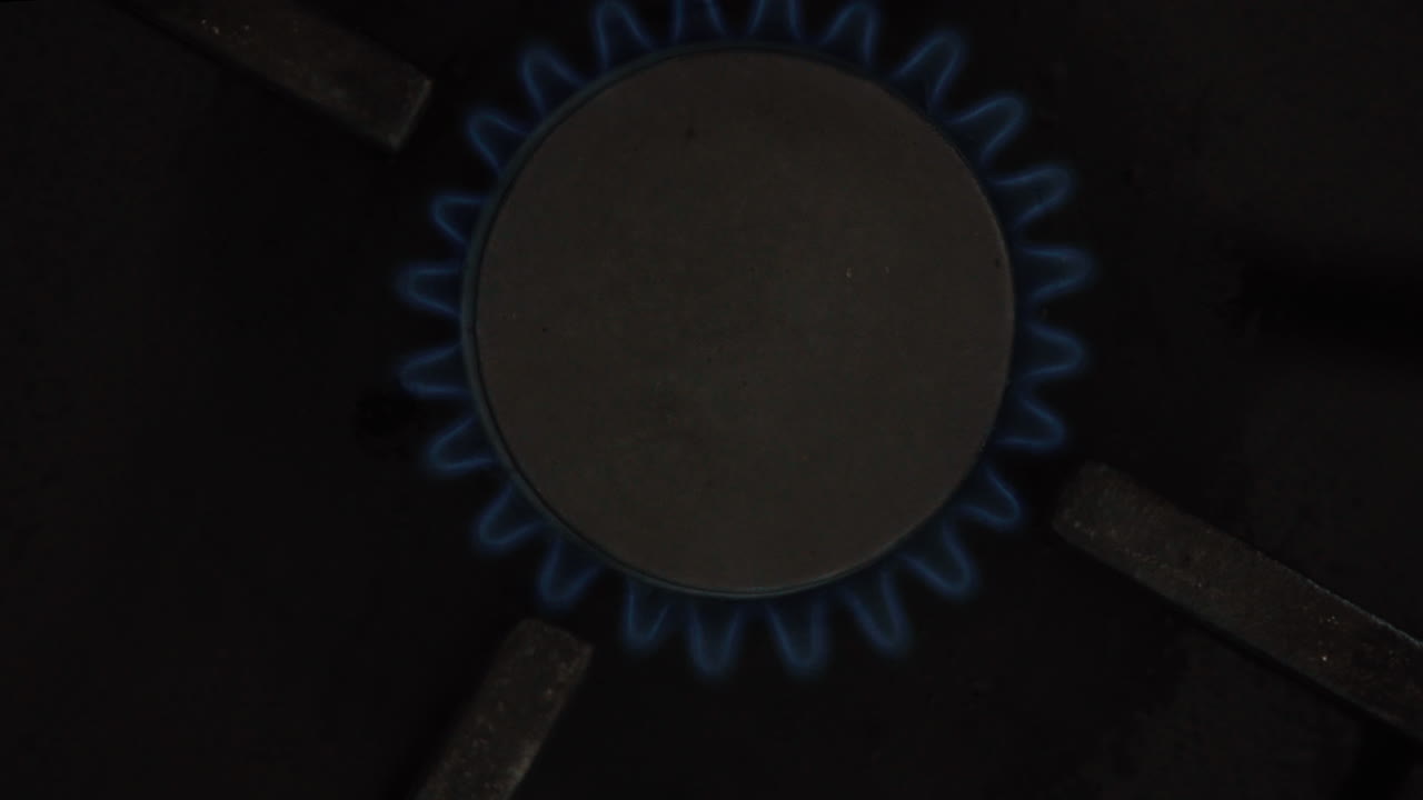 가스 렌지가 켜져 있는 하향식 샷-1