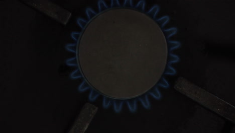 toma de arriba hacia abajo de una estufa de gas que se enciende-1