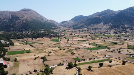 Meseta-De-Askifou,-Tierras-De-Cultivo-De-Retazos-Agrícolas-De-Chania-Cerca-De-La-Montaña-Leuka-Ori,-Vista-Aérea,-Creta,-Grecia