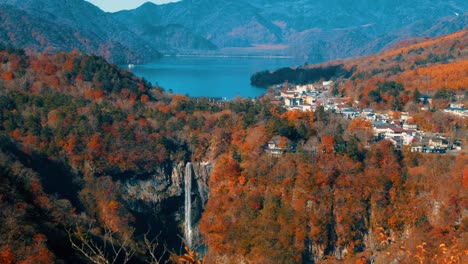 Wunderschöne-Herbstlandschaft-Mit-Bunten-Bergen