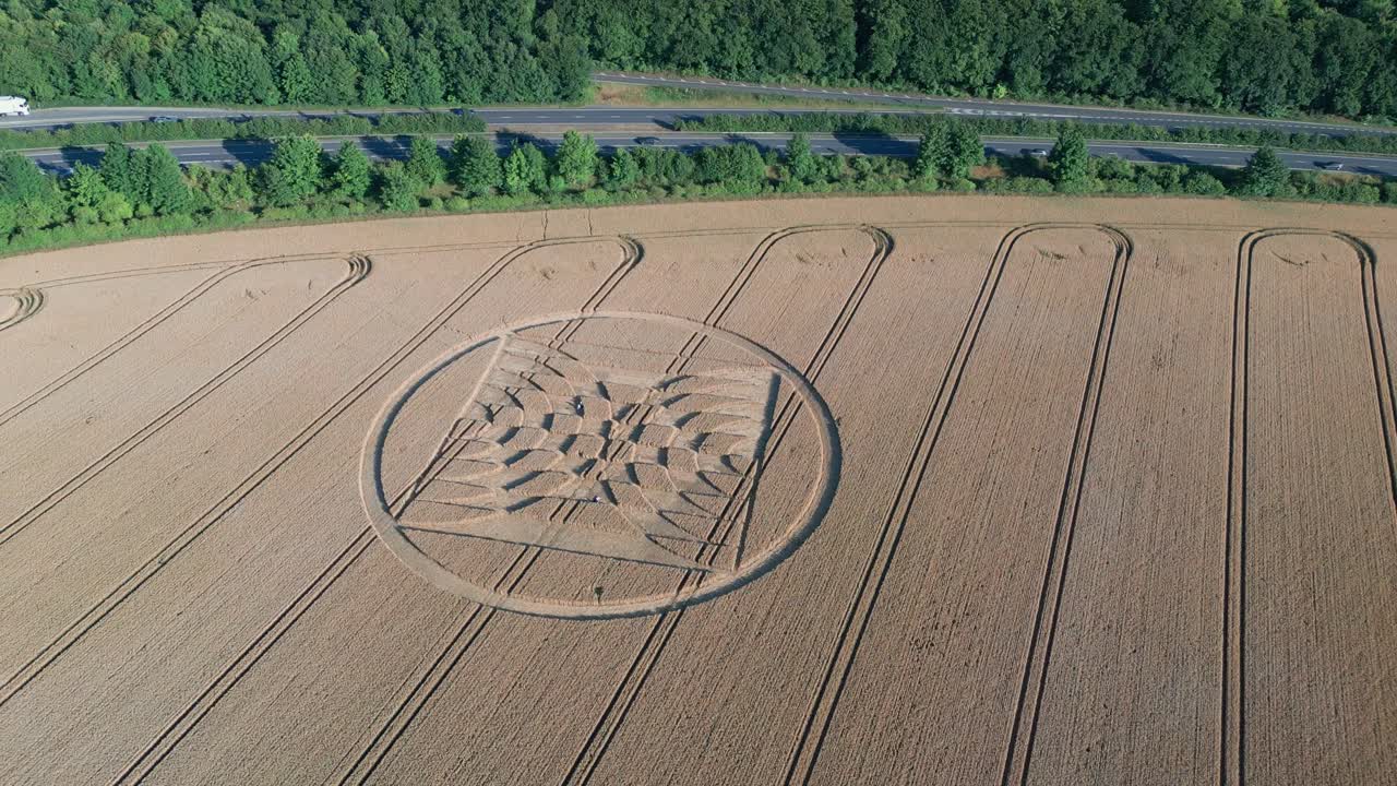 영국 micheldever 역에 미스터리 서클과 트랙터 트랙이 있는 농업 분야