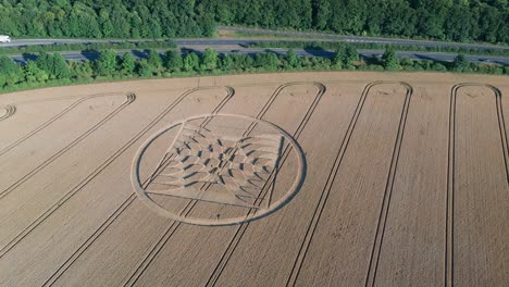 Landwirtschaftliches-Feld-Mit-Kornkreis-Und-Traktorspuren-In-Micheldever-Station,-England