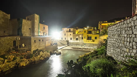 Timelapse-De-Agua-En-Rápido-Movimiento-Durante-La-Noche-Con-Antiguos-Edificios-Patrimoniales-De-Sicilia-Italia