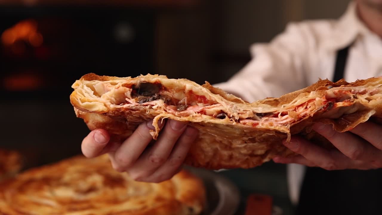 Chef che tiene in mano una deliziosa pasta salata ripiena