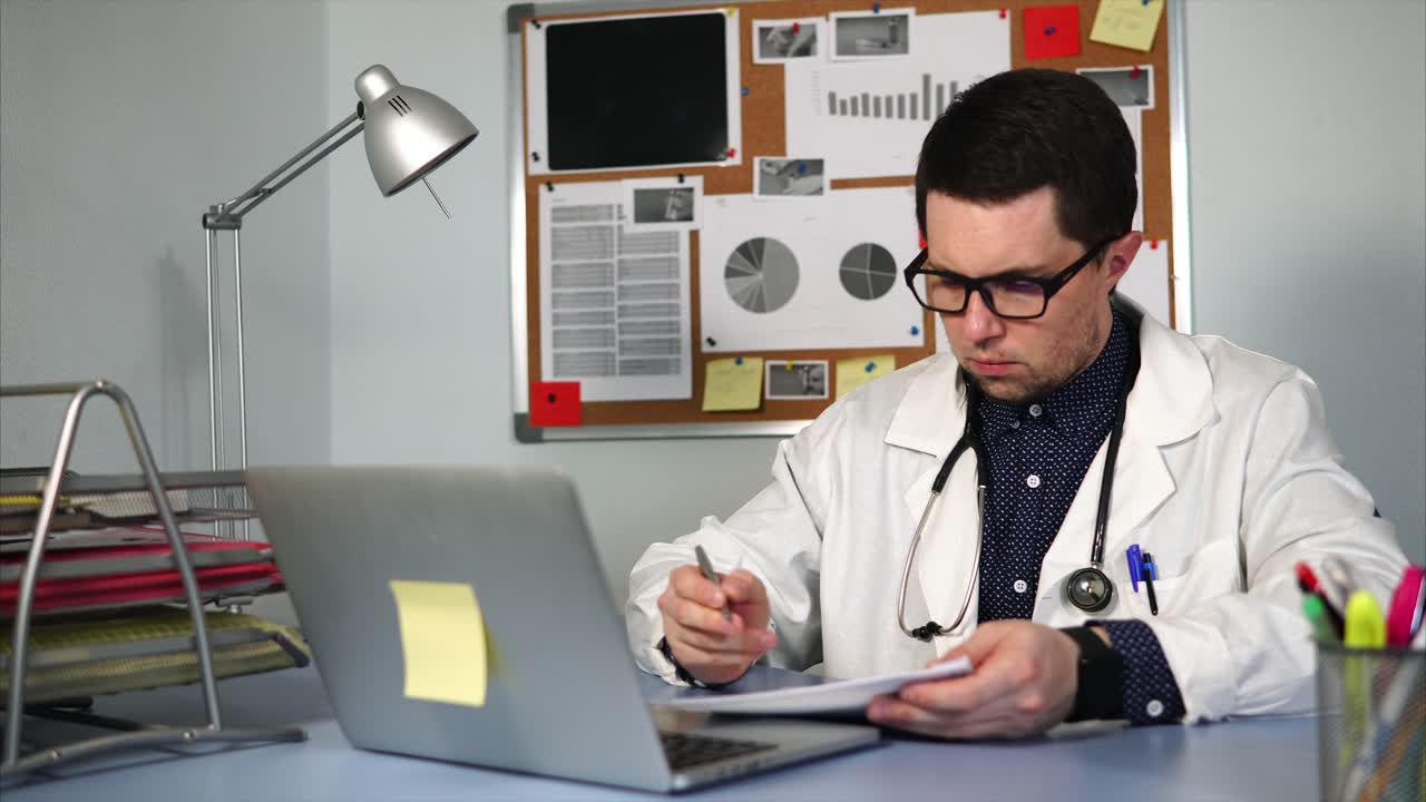 médico que trabaja en la oficina