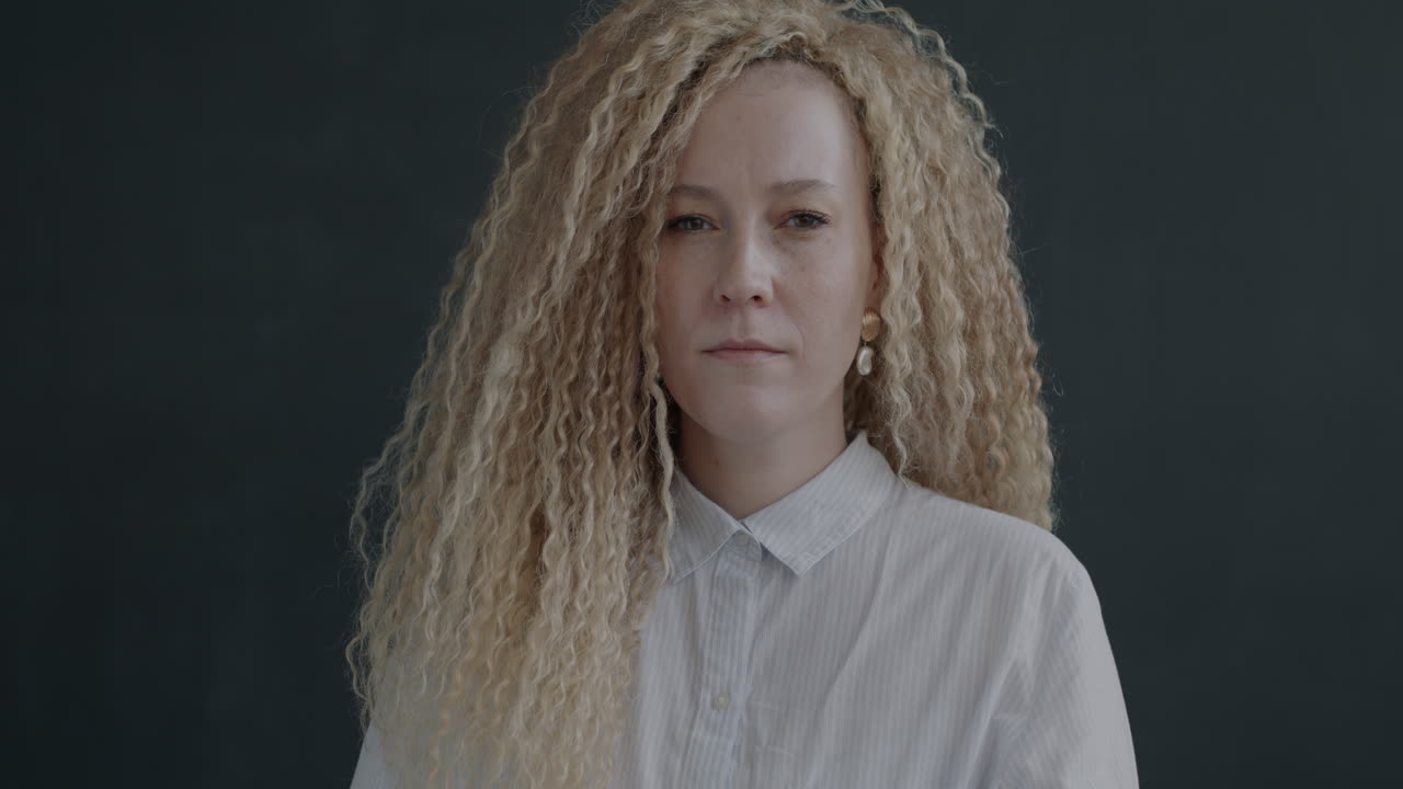 женщина с большим пальцем вниз