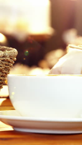 cesta de pan y taza de café en el mostrador