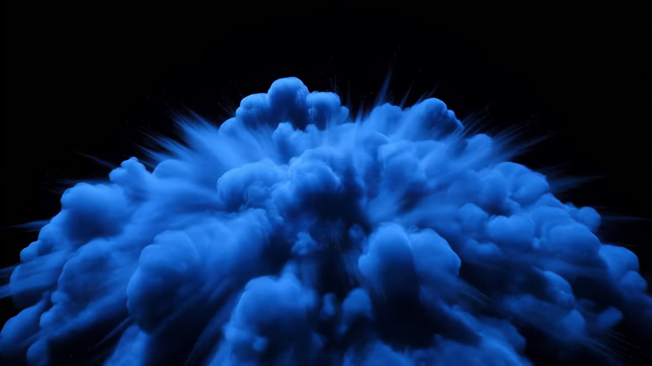 Esplosione dinamica di una nuvola di fumo blu su sfondo nero