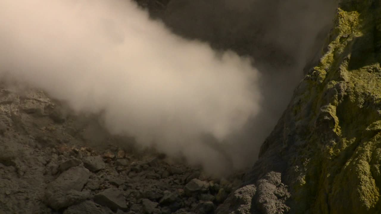 el vapor se eleva desde los respiraderos volcánicos en un cráter en la pequeña isla de nueva zelanda de whaakari 1