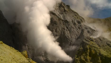 el vapor se eleva desde los respiraderos volcánicos en un cráter en la pequeña isla de nueva zelanda de whaakari 1