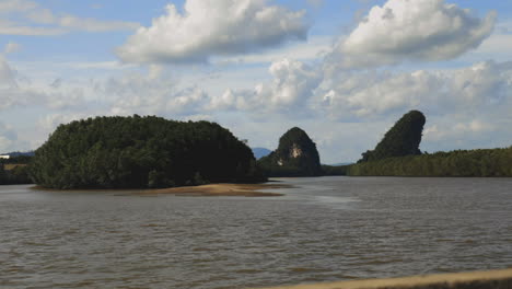 mirando el río y las islas en krabi