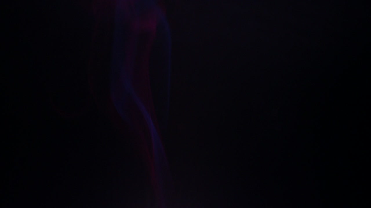 colores humo en fondo oscuro