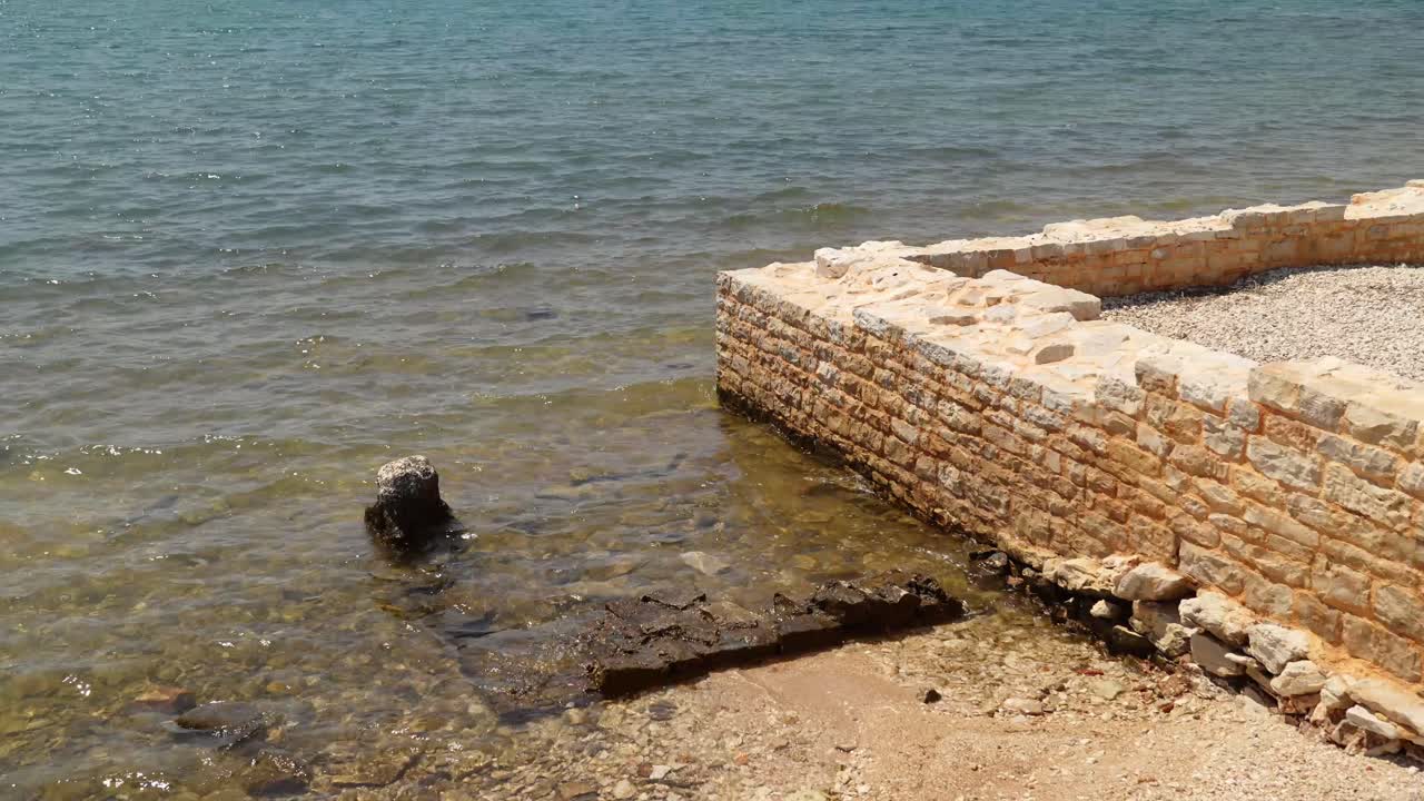 ruinas de piedra de una villa romana cuando entra la marea