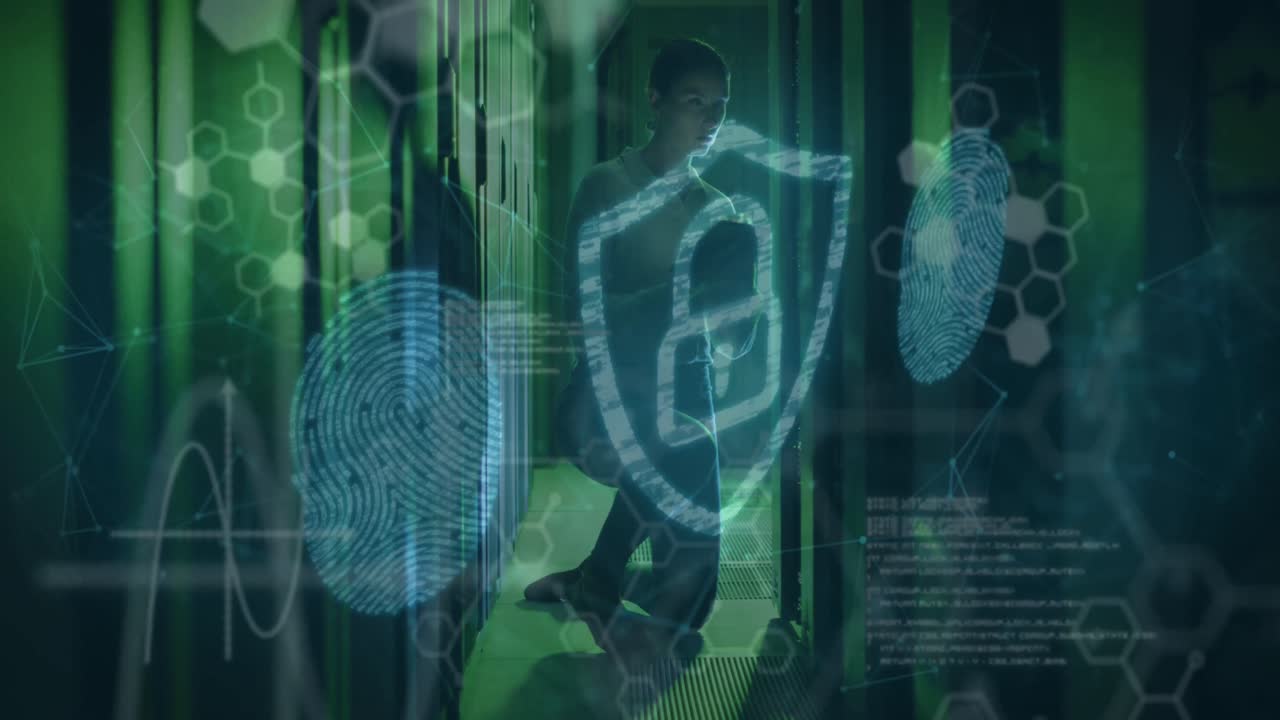 animación de candado digital, datos y hexágonos sobre servidores de comprobación de mujeres caucásicas