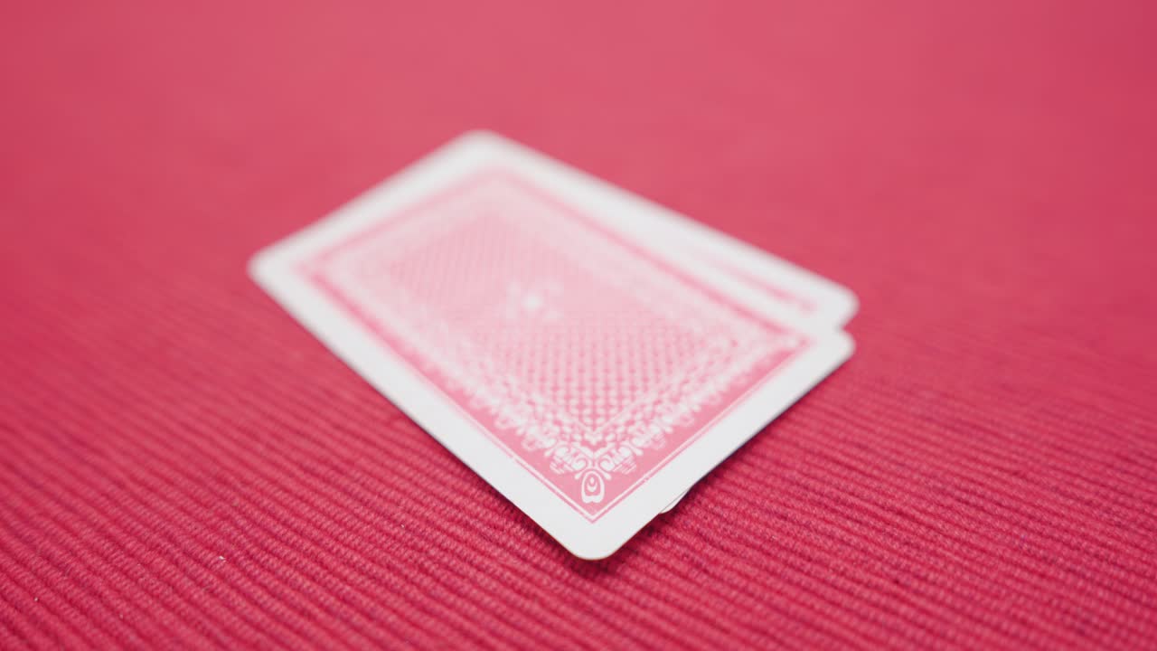 그의 포커 손을 확인하는 남자