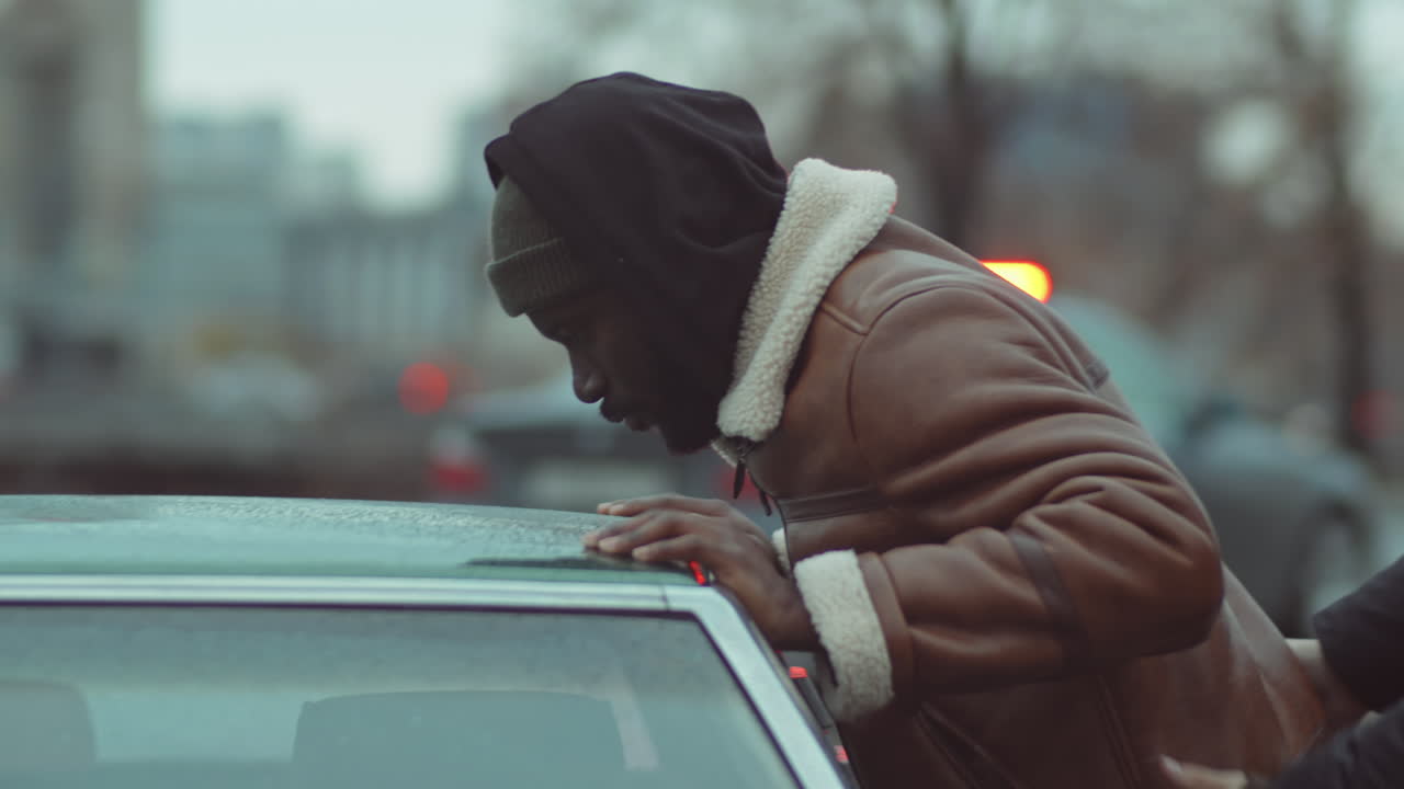 흑인 남자가 경찰에 의해 수색되고 있습니다.