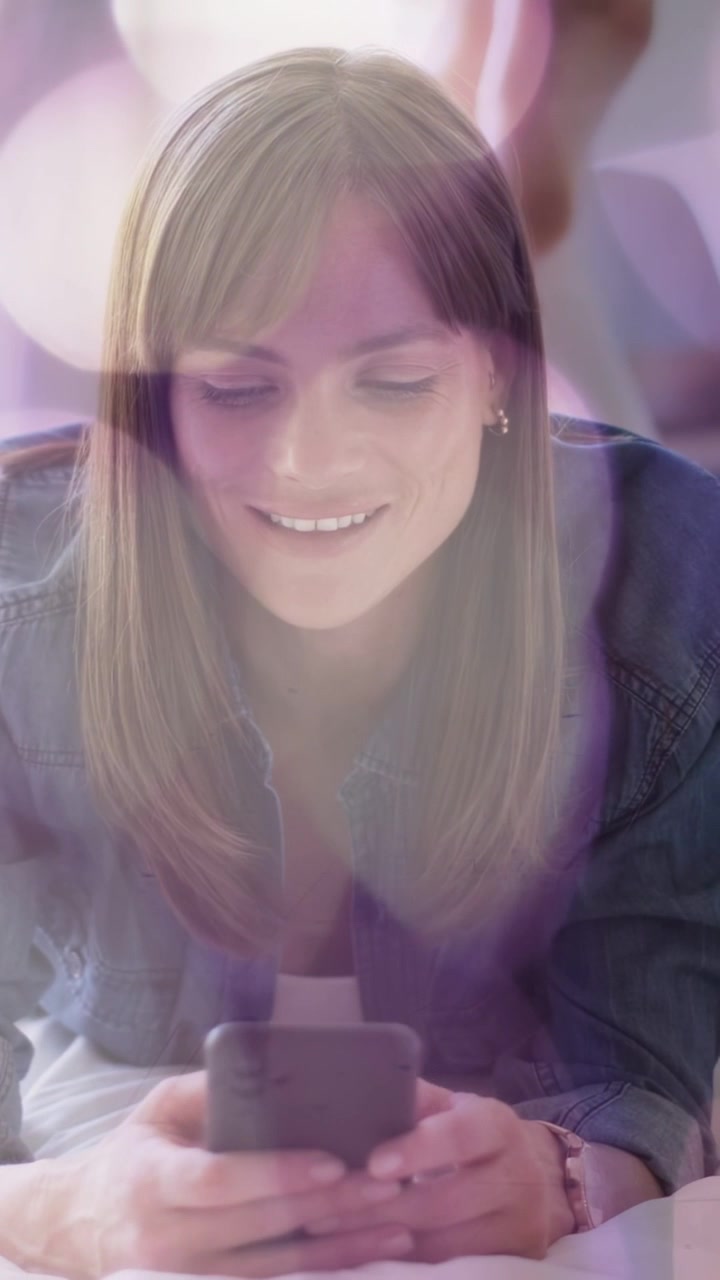 Video verticale: Donna a letto che risponde a una notifica del telefono, scorre e digita, mentre il bokeh migliora l'UX.