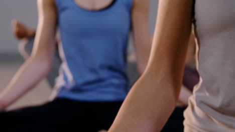 hermosa mujer realizando yoga