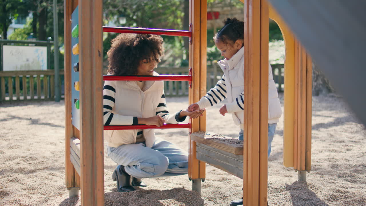 엄마와 아이가 놀이터에서 놀고 있는 날씨가 좋은 주말, 여자를 찾는 여자 게임